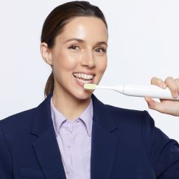 2020 08 11 Toothwave 06831אלונה טל בקמפיין למברשת שיניים ToothWave של ח... - כיצד למנוע ריח רע מהפה גם באמצעות בריאות דנטלית.