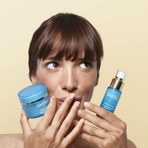 פריז הסדרה הכחולה לשיקום העור צילום אסף לוי - מוצרי טיפוח חדשים, להרגעת וטיפוח העור, לקייץ 2021.