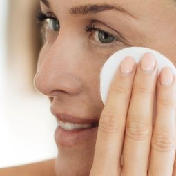 ניקוי פנים צילום ליראק פריז 1 1 - שגרת ניקוי פנים, מהי חשיבותה ואיך עושים זאת נכון?