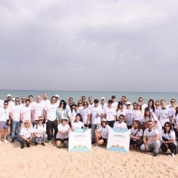 ועובדי לוריאל ישראל מנקים את החוף צילום גדי סיארה - מנהלי ועובדי לוריאל מתנדבים, במסגרת "יום האזרחות הטובה".