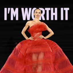 לוריאל פריז בשבוע האופנה בפריז 2025: תצוגת "Walk Your Worth" חוגגת יופי והעצמה נשית