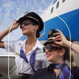 אל על ורנואר בשיתוף פעולה לעיצוב המדים החדשים.