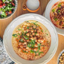 יחובבי החומוס, שימו לב: חברת סקיני פסטה מציגה פיתוח ישראלי רשום כפטנט – ה"חומיקס" (Hummix). מדובר בתערובת טבעית ויבשה להכנה מהירה של חומוס טרי, ללא חומרים משמרים וללא גלוטן.